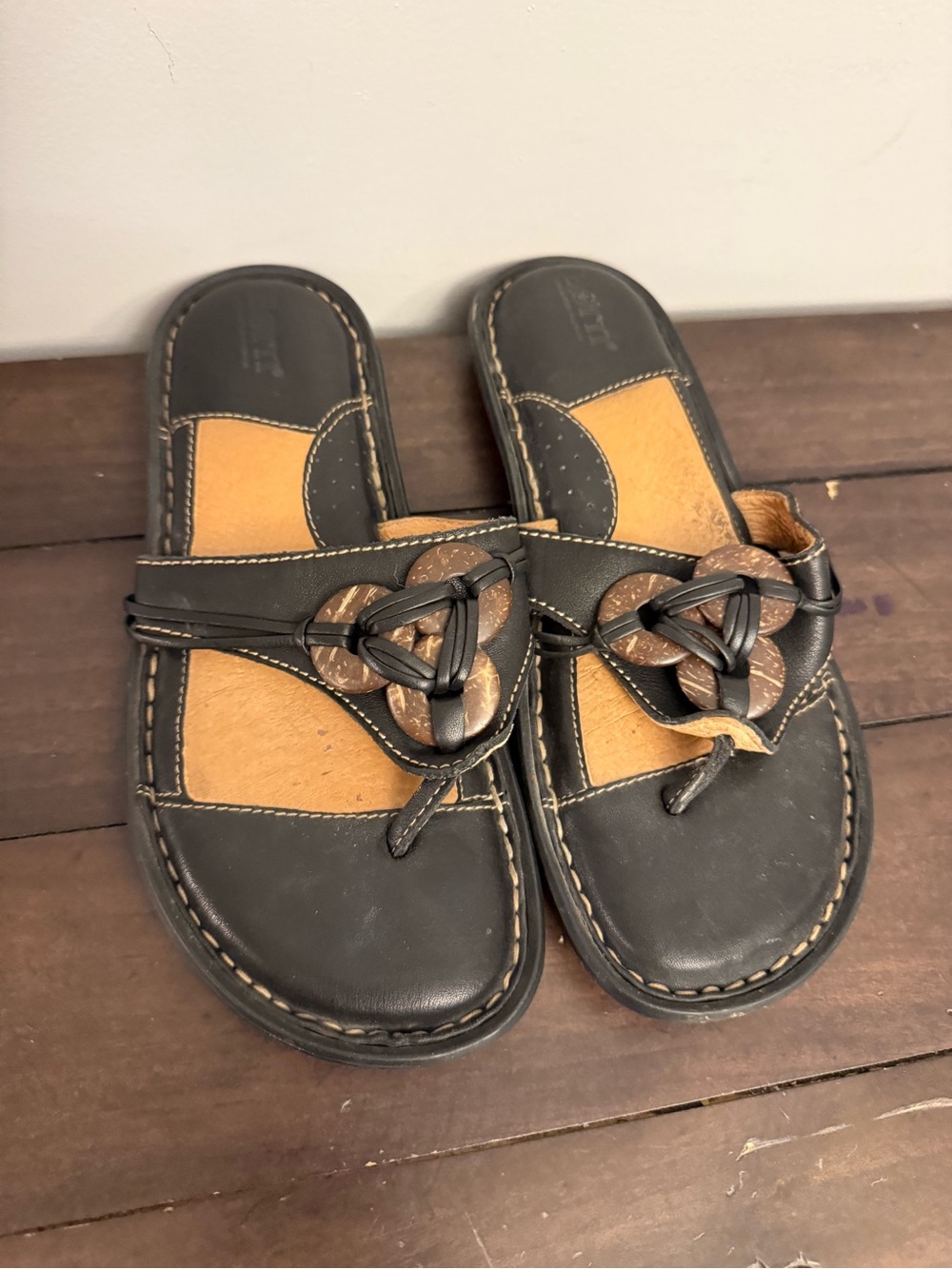 Born Black Leather Coconut Accent Thong Sandals Women’s Size 7